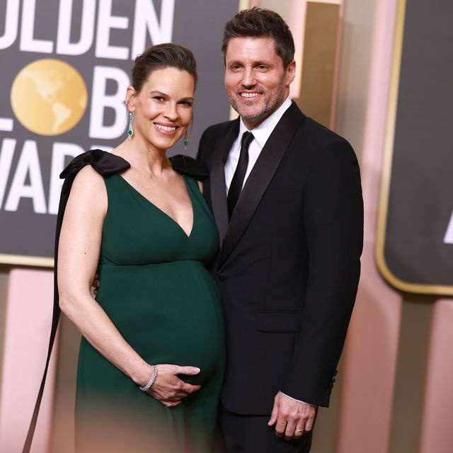   hilary swank, philip schneider, sorrindo, tapete vermelho